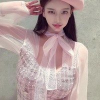 Kim Si Won memulai karier di industri hiburan ketika debut dalam grup GLAM pada 2012 dengan nama Dahee. Sayangnya girlband tersebut tidak terlalu populer atau bertahan lama. Tak hanya kurang beruntung sebagai idol KPop, Kim Si Won juga pernah berseteru dengan aktor kenamaan Lee Byung Hyun. Ketika itu, ia dituduh mengancam pemain Mr. Sunshine tersebut untuk membayar 5 juta won atau sekitar Rp 57 jutaan. Foto: Instagram Kim Si Won