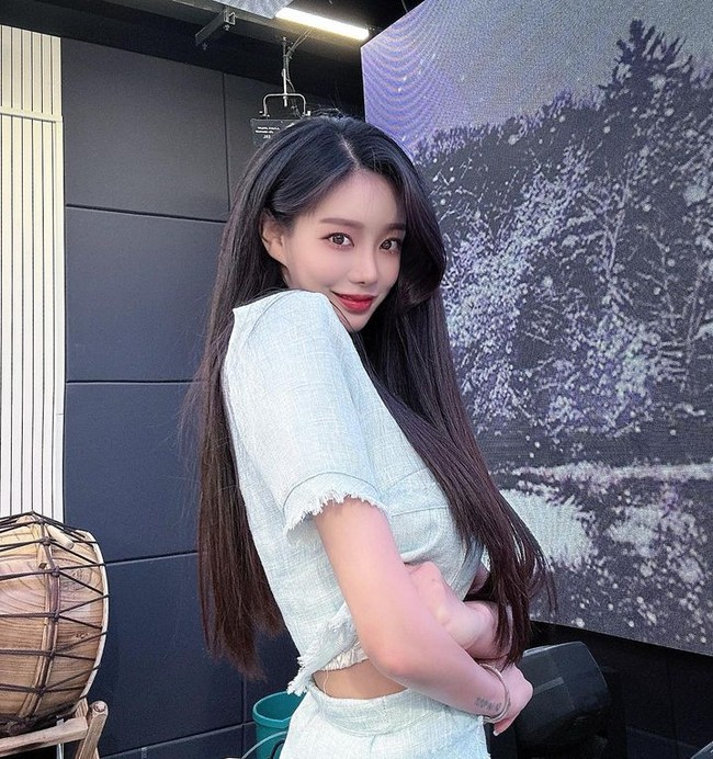 Selain Kim Ji Won, beberapa BJ Korea lain yang mendapat penghasilan tertinggi adalah Commander ZICO and Namsoon. Laporan menyebutkan mereka bisa menerima ratusan juta hingga miliaran rupiah. Posisi tertinggi saat ini pun ditempati oleh Commander Zico yang dikatakan mengantongi 4.923 juta won atau setara Rp 56 miliar pada bulan Juni. Foto: Instagram Kim Si Won