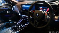 Pada dapur pacunya, BMW XM dibekali dengan mesin 4.4 L twin-turbo V8. Mesin tersebut dikombinasikan dengan motor elektrik. Total tenaga yang dihasilkan bisa mencapai 653 tk pada 5.400 rpm dan torsi 800 Nm pada 1.600 rpm. 