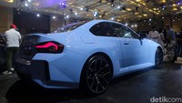 Secara garis besar, keduanya memiliki desain yang serupa, namun M2 Coupe Purist diperuntukkan untuk konsumen yang lebih menginginkan kesenangan berkendara dengan transmisi manual, serta pengemudi ditopang dengan jok bucket yang terbuat dari bahan serat karbon.