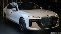 Kesimpulannya, BMW mengusung The Next Level of Luxury.