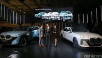 Vice President Sales and Network Development BMW Group Indonesia Bayu Riyanto, President Director, BMW Group Indonesia Ramesh Divyanathan dan Director of Communications, BMW Group Indonesia Jodie Otania berbincang saat berlangsungnya peluncuran mobil terbaru di booth BMW Group.