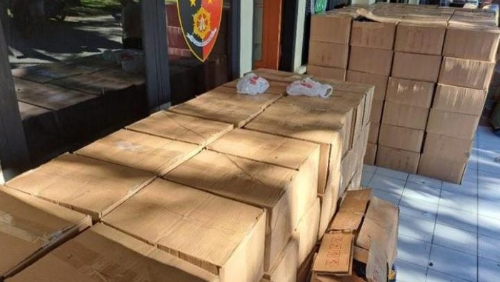 Polisi mengamankan pria berinisial R di Kabupaten Bone Bolango, Gorontalo lantaran kedapatan membawa minuman keras (miras) jenis cap tikus sebanyak 4.755 liter.