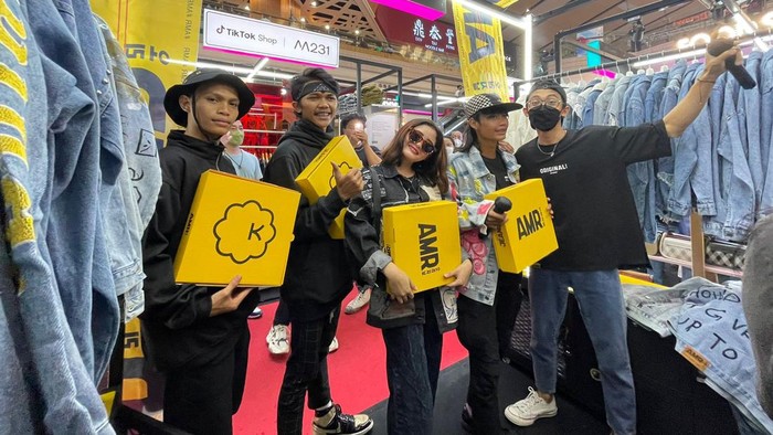 Brand Lokal Unjuk Gigi lewat Konsep Internasional Berbicara mengenai fashion yang terus berkembang, AMR Original hadir di Indonesia dengan harga yang sangat terjangkau kini hadir ditengah-tengah masyarakat.
