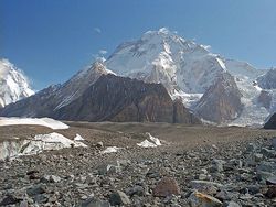 10 Gunung Mempesona Tapi Paling Mematikan di Dunia