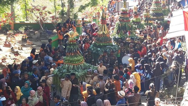 Kirab lurup dan gunungan hasil bumi dalam tradisi sadranan buka luwur di makam Pantaran, Gladagsari, Boyolali, Jumat (11/8/2023).