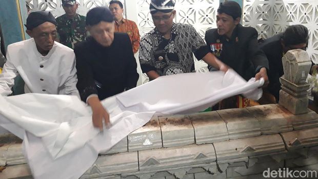 Kirab lurup dan gunungan hasil bumi dalam tradisi sadranan buka luwur di makam Pantaran, Gladagsari, Boyolali, Jumat (11/8/2023).