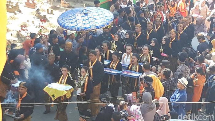 Kirab lurup dan gunungan hasil bumi dalam tradisi sadranan buka luwur di makam Pantaran, Gladagsari, Boyolali, Jumat (11/8/2023).
