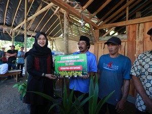 Bupati Ipuk Gelontorkan Bantuan saat Ngantor di Desa Lereng Gunung Ijen