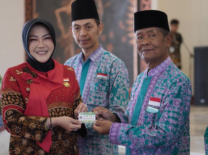 Bupati Klaten Sri Mulyani menyerahkan Kartu Tanda Anggota (KTA) Ikatan Persaudaraan Haji Indonesia (IPHI) Klaten
