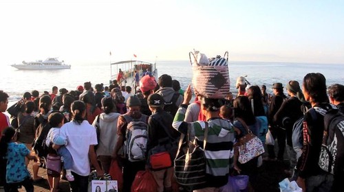 Calon penumpang memadati Pelabuhan Tribuana, Kusamba Klungkung, Bali, Jumat (11/8/2023).