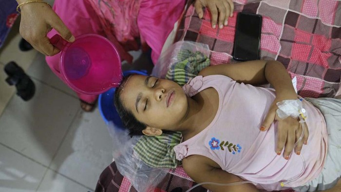A paramedic gives an injection to a child suffering from dengue at Mugda Medical College and Hospital in Dhaka, Bangladesh, Thursday, Aug. 10, 2023. (AP Photo/Mahmud Hossain Opu)