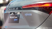 Selain itu, sentuhan baru juga disematkan pada bagian bumper belakang pada New Almaz RS yang kini semakin berkelas dengan emblem huruf Wuling sebagai identitas yang menggantikan logo yang sebelumnya disematkan di pintu belakang Almaz. SUV pintar dari Wuling ini pun mengenakan velg berukuran 18 inci dengan rancangan baru yang sporty.
