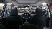 Beralih ke dalam kabin, New Almaz RS mengusung New Classy Carbon Black Interior Style dengan konfigurasi 7 bangku penumpang yang dibalut kulit sintetis nan elegan. Kesan futuristik semakin menonjol berkat soft touch panel berkelir baru di bagian dashboard dan New Sophisticated Multicolor Ambience Light di beberapa bagian ruang kabin.