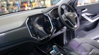 Mobil ini juga punya tilt and telescopic steering wheel yang memungkinkan pengemudi mengatur posisi setir sesuai keinginan. Panoramic Sunroof pun masih dipertahankan guna dinikmati oleh pengguna New Almaz RS.