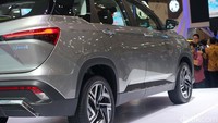 Kemudian, Pengalaman berkendara juga didukung ADAS yang terdiri dari 4 kategori fungsi, yaitu Adaptive Cruise, Lane Recognition, Safe Distance and Braking Assistance, dan Automatic Light dengan total 12 fitur pendukung keselamatan dalam berkendara.