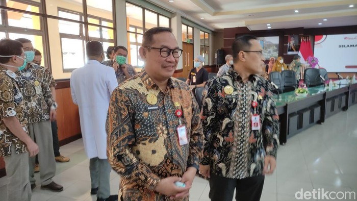 Direktur RSSA Bachtiar Budianto (kiri).
