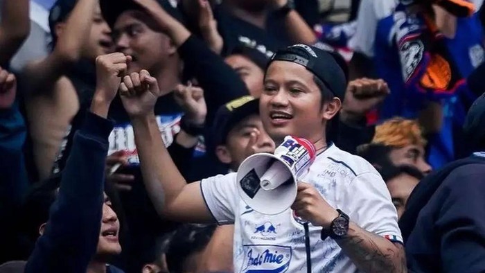 Dirigen Aremania tribun selatan Yonesa yang meninggal bertepatan HUT Arema FC.