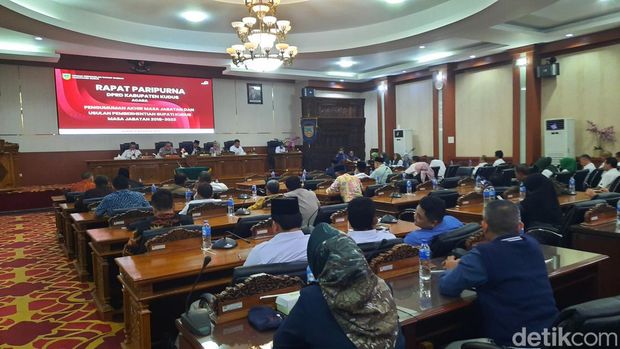 DPRD Kabupaten Kudus menggelar rapat paripurna mengumumkan usulan pemberhentian Bupati Kudus HM Hartopo yang akan habis masa jabatannya, di gedung DPRD Kudus, Jumat (11/8/2023).