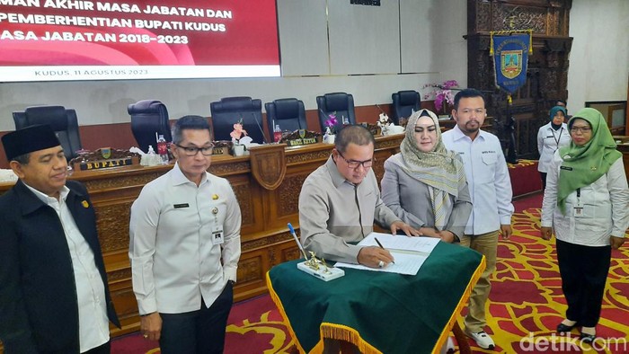 DPRD Kabupaten Kudus menggelar rapat paripurna mengumumkan usulan pemberhentian Bupati Kudus HM Hartopo yang akan habis masa jabatannya, di gedung DPRD Kudus, Jumat (11/8/2023).