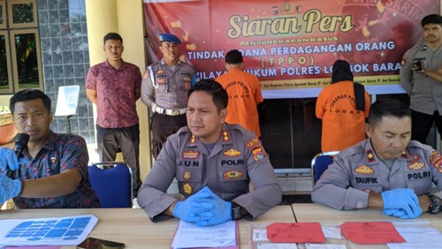 Dua pelaku TPPO berinsial SA dan WI asal Kecamatan Gerung, Lombok Barat, NTB, dihadirkan dalam konferensi pers, Jumat (11/8/2023).