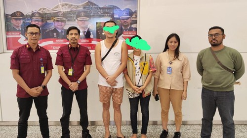 Dua WN China berinisial LB dan LL dideportsi melalui Bandara I Gusti Ngurah Rai, Bali, Jumat (11/8/2023). (Foto: Dok. Istimewa)