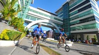Direktur Utama Bank BTN Nixon LP Napitupulu melakulan gowes bareng dengan Rektor Universitas Gadjah Mada (UGM) Prof Dr Ova Emilia ditemani jajaran direksi Bank BTN dan akademisi UGM saat acara penyerahan Bantuan TJSL 50 unit sepeda kepada UGM di Yogyakarta, Jumat (11/8/2023).