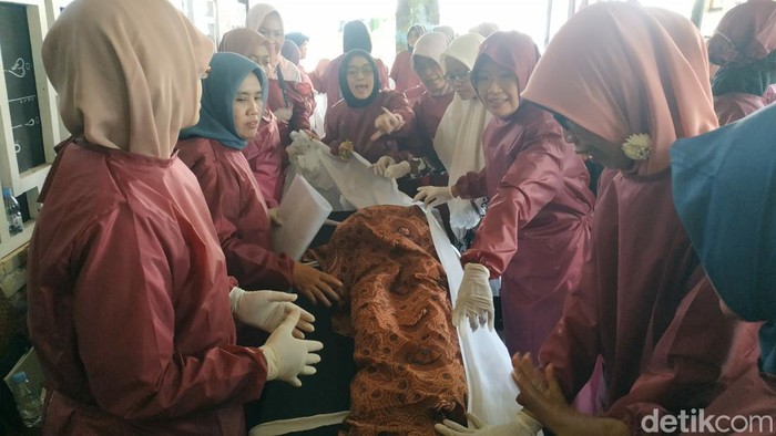 Emak-emak Pacitan belajar memulasarakan jenazah agar bisa siaga saat ada perempuan meninggal.