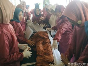 Emak-emak di Pacitan Latihan Pemulasaraan Jenazah Perempuan