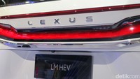 Selain design, evolusi All New Lexus LM tidak lepas dari beberapa fitur baru yang merupakan pertama di dunia, dan juga pertama di lini Lexus sendiri.