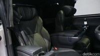 Personalisasi juga menjadi fokus The All New LM dalam memanjakan penumpang. Seperti adanya 48-inch Ultrawide Display pada varian flagship 4-seater yang memberikan pengalaman yang imersif saat bermobilitas, namun juga dapat dipisah menjadi dua visual berbeda untuk penumpang kiri dan kanannya.