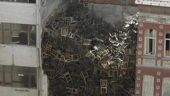 Banyak sekali kusi yang dibuang. Foto: Bored Panda