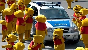 Gerombolan Winnie The Poh ini kok mengerubungi mobil polisi? Foto: Bored Panda