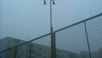 Siapa yang meletakkan troli di atas itu? Foto: Bored Panda