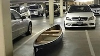 Kok bisa perahu parkir di parkiran mobil ?(Foto: Bored Panda)