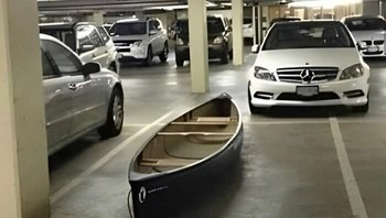 Anti mainstream, ke mall pakai perahu. Foto: Bored Panda