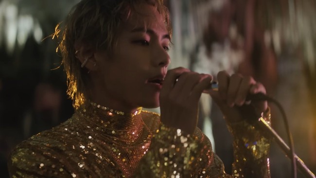 Gaya berbusana V BTS dipercayakan kepada Min Hee Jin, CEO ADOR yang menjadi conceptor girl group NewJeans. Foto: dok. BIGHIT MUSIC