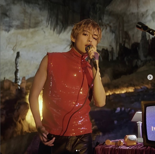 Pemilik nama asli Kim Taehyung itu memakai atasan turtleneck berwarna merah, Red Sequins Top seharga $220 (atau Rp 3,3 jutaan) keluaran brand fashion EGONLAB. Foto: dok. BIGHIT MUSIC