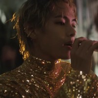 Gaya berbusana V BTS dipercayakan kepada Min Hee Jin, CEO ADOR yang menjadi conceptor girl group NewJeans. Foto: dok. BIGHIT MUSIC