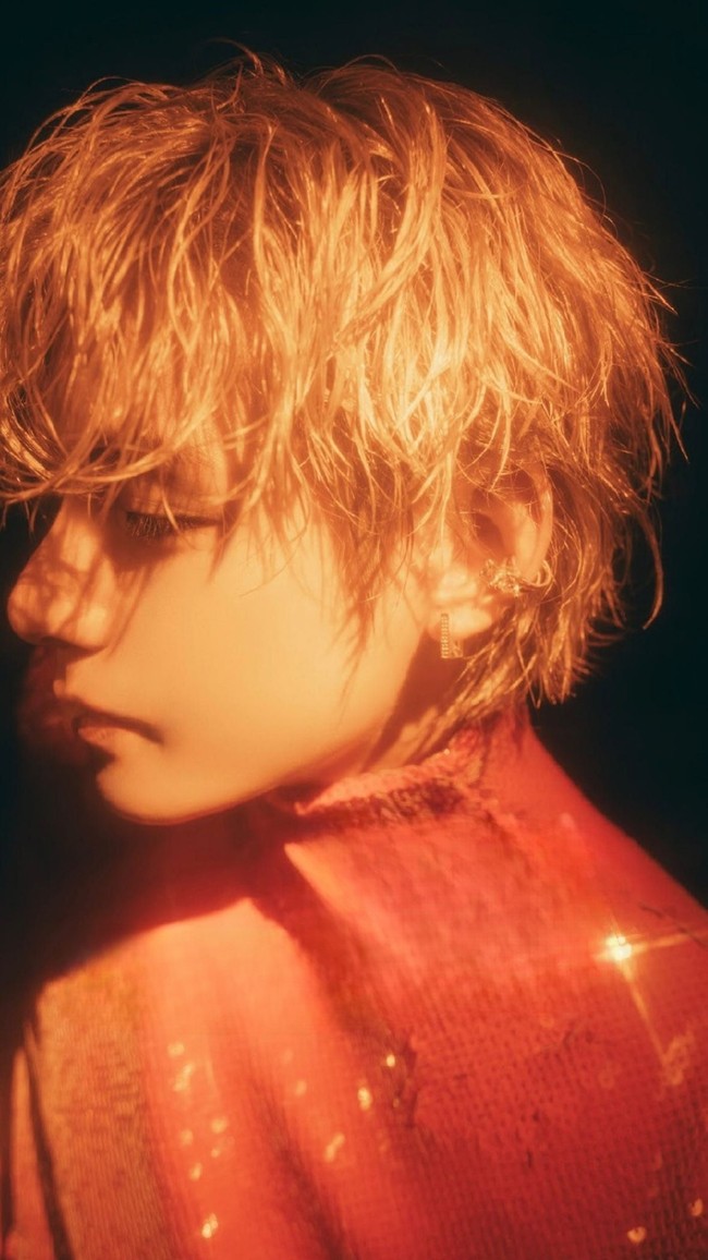 V BTS yang akan segera memulai debut solo telah merilis video klip pertamanya Love Me Again pada Kamis (10/8/2023). Visual grup BTS itu tampil seksi dengan rambut pirangnya yang ditata acak-acakan.Foto: dok. BIGHIT MUSIC