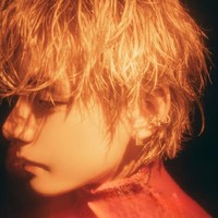 V BTS yang akan segera memulai debut solo telah merilis video klip pertamanya Love Me Again pada Kamis (10/8/2023). Visual grup BTS itu tampil seksi dengan rambut pirangnya yang ditata acak-acakan.Foto: dok. BIGHIT MUSIC