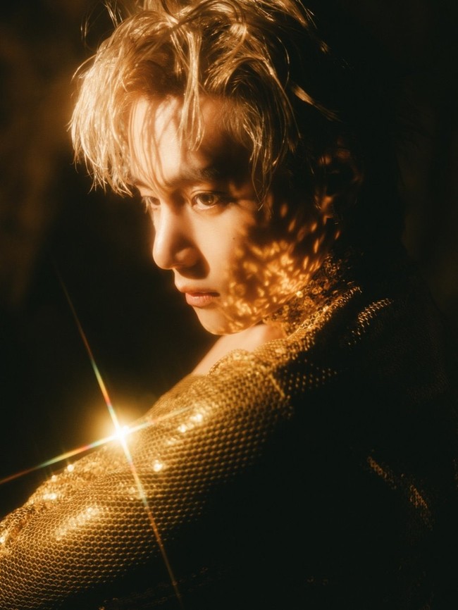 Menurut BIGHIT MUSIC, V BTS mengenakan busana emas berkilau sebagai bentuk penghormatan kepada sang glam rock star, David Bowie yang legendaris.Foto: dok. BIGHIT MUSIC