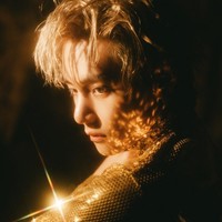 Menurut BIGHIT MUSIC, V BTS mengenakan busana emas berkilau sebagai bentuk penghormatan kepada sang glam rock star, David Bowie yang legendaris.Foto: dok. BIGHIT MUSIC