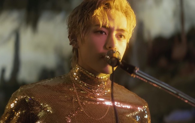 V BTS juga tampil menyilaukan saat memakai atasan turtleneck berwarna emas dari koleksi busana pria CELINE Fall 2022. Foto: dok. BIGHIT MUSIC