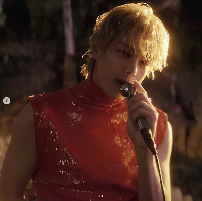 Brand yang berbasis di Paris itu pun antusias koleksinya dipakai personel BTS. “BTS’ (@bts.bighitofficial) V (@thv) wearing EGONLAB in his latest music video “Love Me Again” 🫰🏻 We love you forever!” tulis akun Instagram EGONLAB sebagai caption.Foto: dok. BIGHIT MUSIC