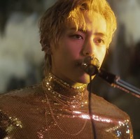 V BTS juga tampil menyilaukan saat memakai atasan turtleneck berwarna emas dari koleksi busana pria CELINE Fall 2022. Foto: dok. BIGHIT MUSIC