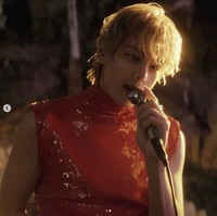 Brand yang berbasis di Paris itu pun antusias koleksinya dipakai personel BTS. “BTS’ (@bts.bighitofficial) V (@thv) wearing EGONLAB in his latest music video “Love Me Again” 🫰🏻 We love you forever!” tulis akun Instagram EGONLAB sebagai caption.Foto: dok. BIGHIT MUSIC