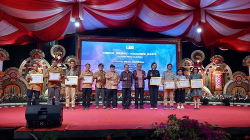 Gubernur Bali Wayan Koster bersama pemenang penghargaan dari Serikat Perusahaan Pers (SPS) Media Branding Awards 2023 Kategori Media Nasional di Rumah Jabatan Gubernur Bali, Jumat (11/8/2023). (Rizki Setyo Samudero)