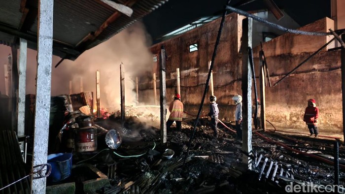 gudang pakan di kota blitar terbakar