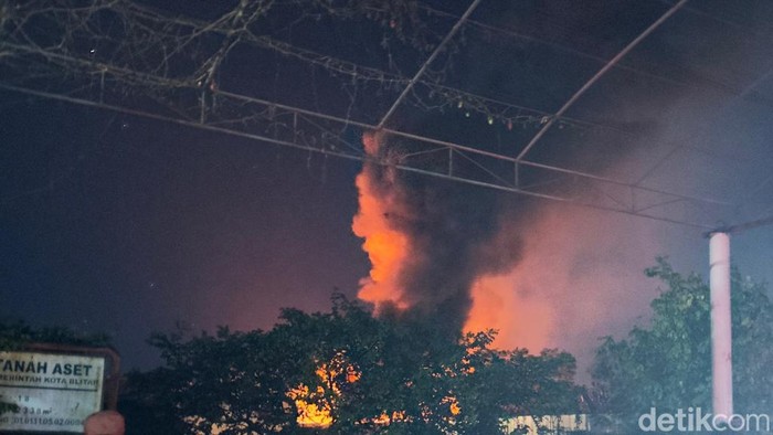 Gudang pakan di Kota Blitar terbakar